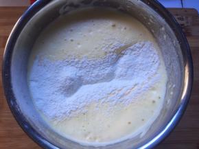 筛入低粉，用翻拌手法翻拌均匀