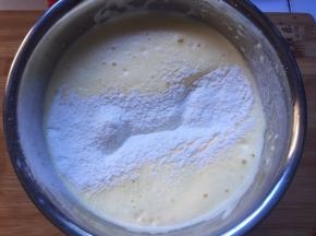 筛入低粉，用翻拌手法翻拌均匀