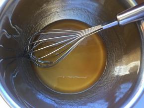 加入玉米油，继续搅拌均匀