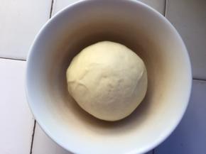 油皮和油酥盖上保鲜膜松弛半小时