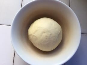 油皮和油酥盖上保鲜膜松弛半小时