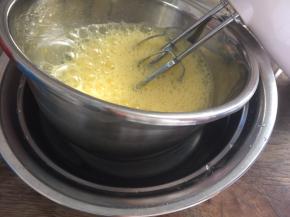 用电动打蛋器隔温水打发