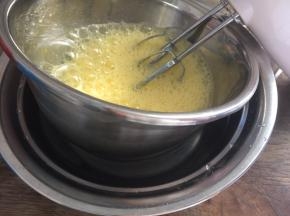 用电动打蛋器隔温水打发