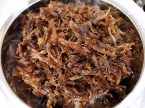 关火捞出牛肉丝，把油沥干在锅里