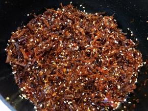 翻炒均匀就可以啦，等放凉后就可以吃啦
麻辣鲜香带甜味，牛肉丝有嚼劲，追剧最好的零食啦