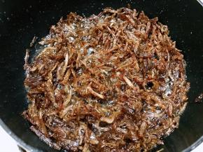 炸至牛肉丝颜色变色，从软软的变的稍微有些硬就可以了