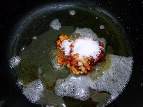 再开小火，放入郫县豆瓣酱，姜末，蒜末，白糖
，盐翻炒出红油