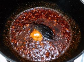 加入蚝油和鸡粉
炒红油一定要最小火不要炒糊了哦，掌握不好可以先关火再调味