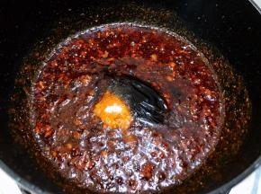 加入蚝油和鸡粉
炒红油一定要最小火不要炒糊了哦，掌握不好可以先关火再调味