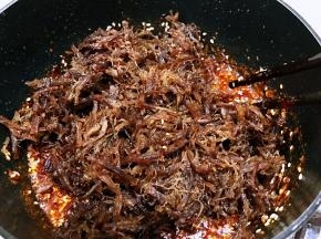 倒入牛肉丝