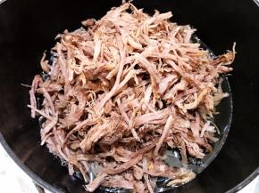 油温微微升高后倒入牛肉丝