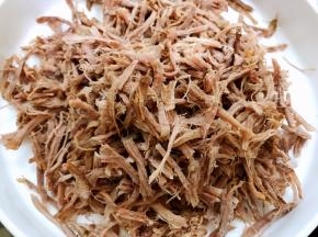 卤瘦牛肉一块，放凉后撕成丝