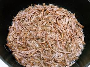 转小火慢慢炸
要勤翻面才炸至的均匀