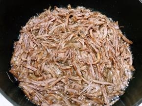 转小火慢慢炸
要勤翻面才炸至的均匀