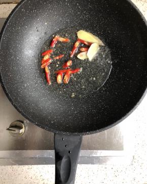 起锅放油，煸香小米辣和姜片