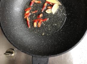 起锅放油，煸香小米辣和姜片