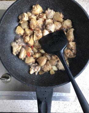 放入鸡翅，翻炒，放入老抽和生抽，继续煸炒