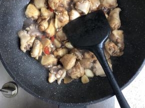 放入鸡翅，翻炒，放入老抽和生抽，继续煸炒