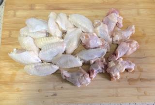 准备这种个头比较小的鸡翅，提前浸泡两小时，去除血水