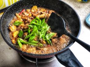 加入青椒，继续焖2分钟