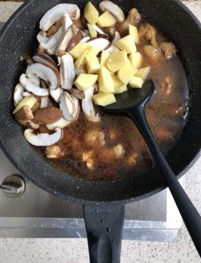 加入土豆和香菇，再放一点点盐