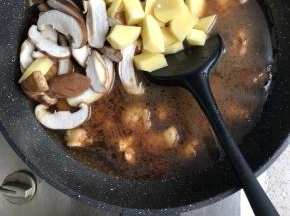 加入土豆和香菇，再放一点点盐