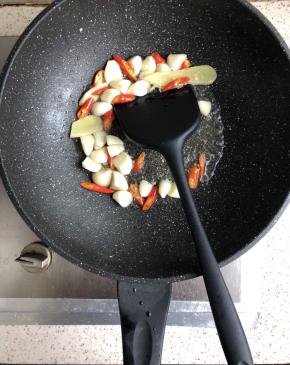 放入蒜，继续煸炒半分钟