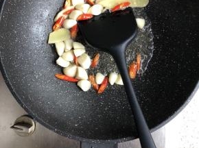 放入蒜，继续煸炒半分钟