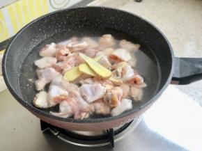 凉水下锅，放一大勺料酒和姜片，焯水