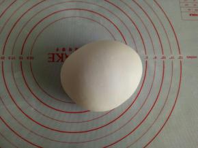 将主材料混合揉成光滑的面团