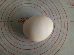 将主材料混合揉成光滑的面团