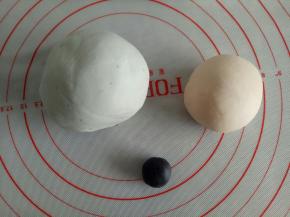 取3克面团揉入竹炭粉，取大概110左右面团揉一点点红曲粉，成粉色面团，剩下的面团分出3克来揉入蝶豆花粉做成淡蓝色面团