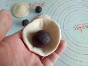 粉色面团分别分出3个25克的面团来，分别揉几下，包入豆沙馅