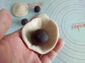 粉色面团分别分出3个25克的面团来，分别揉几下，包入豆沙馅
