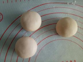 收口向下，滚圆，稍微压扁一点点，作为小P猪的头