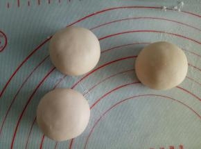 收口向下，滚圆，稍微压扁一点点，作为小P猪的头