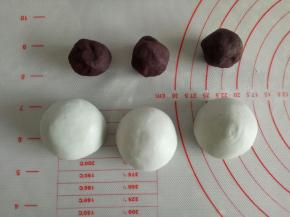 蓝色面团分别取40克一个，同样包入豆沙馅