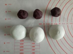 蓝色面团分别取40克一个，同样包入豆沙馅