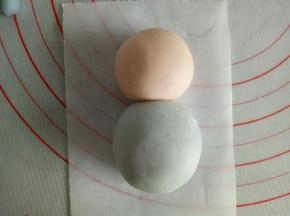 将头和身体组合在一起，连接处可以刷一点牛奶便于粘合，盖保鲜膜放冰箱冷藏