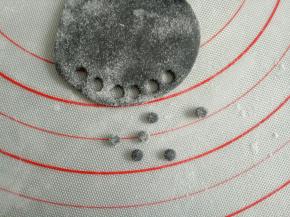 接下来做身体各零件，黑色面团擀薄片，用小号圆裱花嘴压出眼睛来