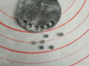 接下来做身体各零件，黑色面团擀薄片，用小号圆裱花嘴压出眼睛来