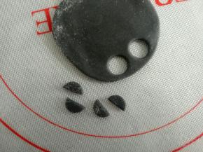 再压一个大一点点的圆，中间一分二，做嘴巴