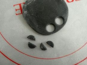 再压一个大一点点的圆，中间一分二，做嘴巴