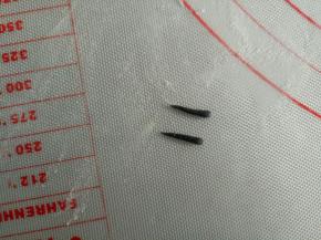 适量黑面团搓细条，两边细中间粗，一分为二，做眉毛