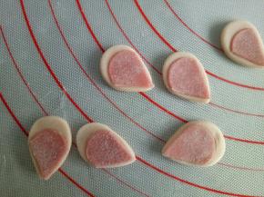 将两种颜色的耳朵粘在一起，深色的再稍微切小一点