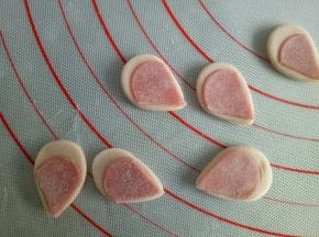 将两种颜色的耳朵粘在一起，深色的再稍微切小一点