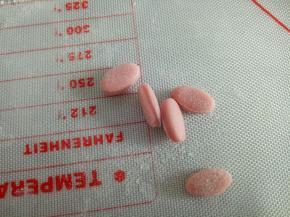 剩余深粉的面团也重新擀厚一点，压出椭圆状做小猪的脚(没模具的同样可以手揉)