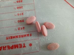 剩余深粉的面团也重新擀厚一点，压出椭圆状做小猪的脚(没模具的同样可以手揉)