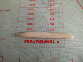 剩下的粉色面团重新揉合，搓圆柱状