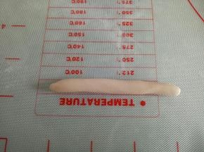 剩下的粉色面团重新揉合，搓圆柱状
